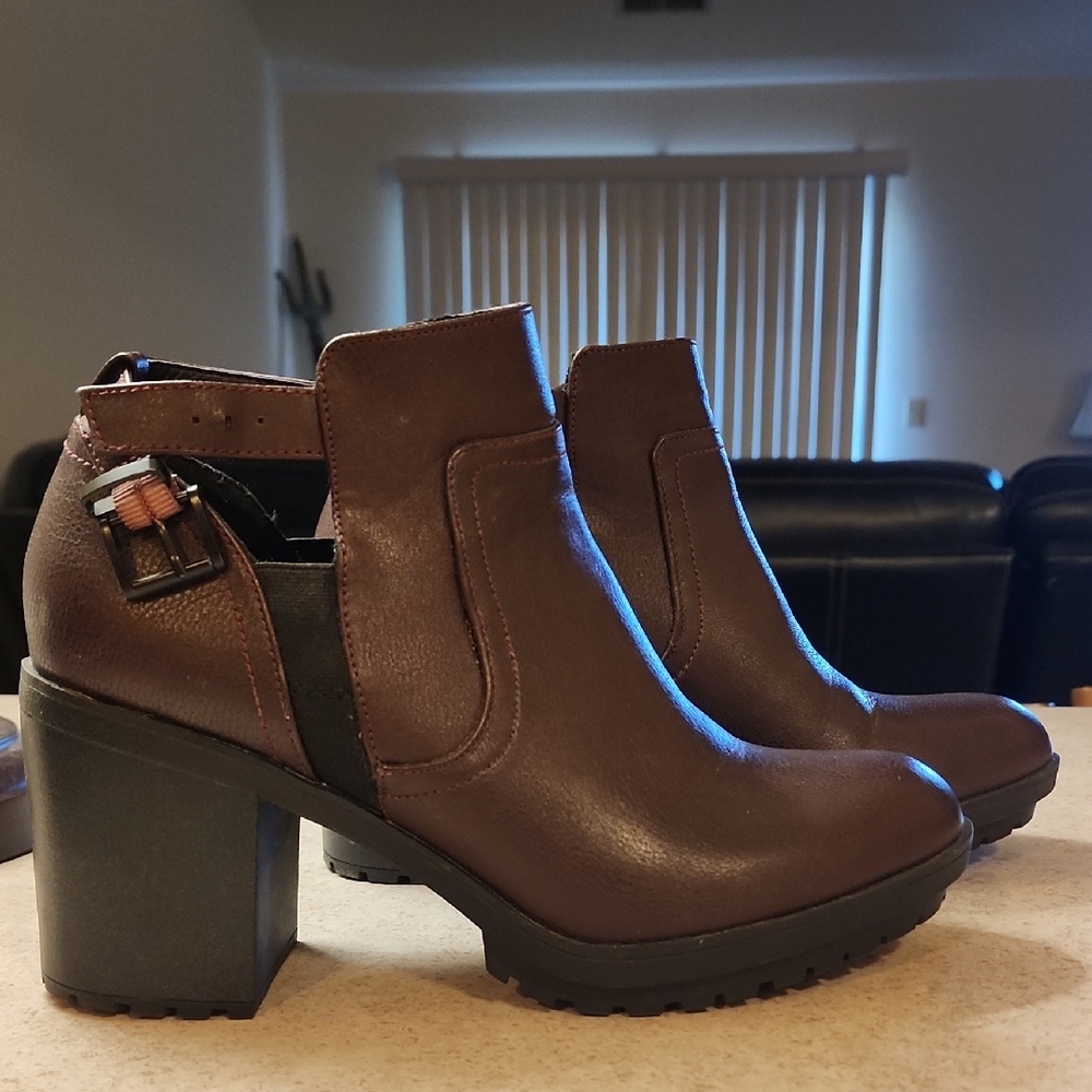 Rocket Dog Platform Ankle Bootie In Maroon